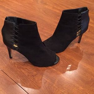 Thalia Sodi ankle boot with open toe.
